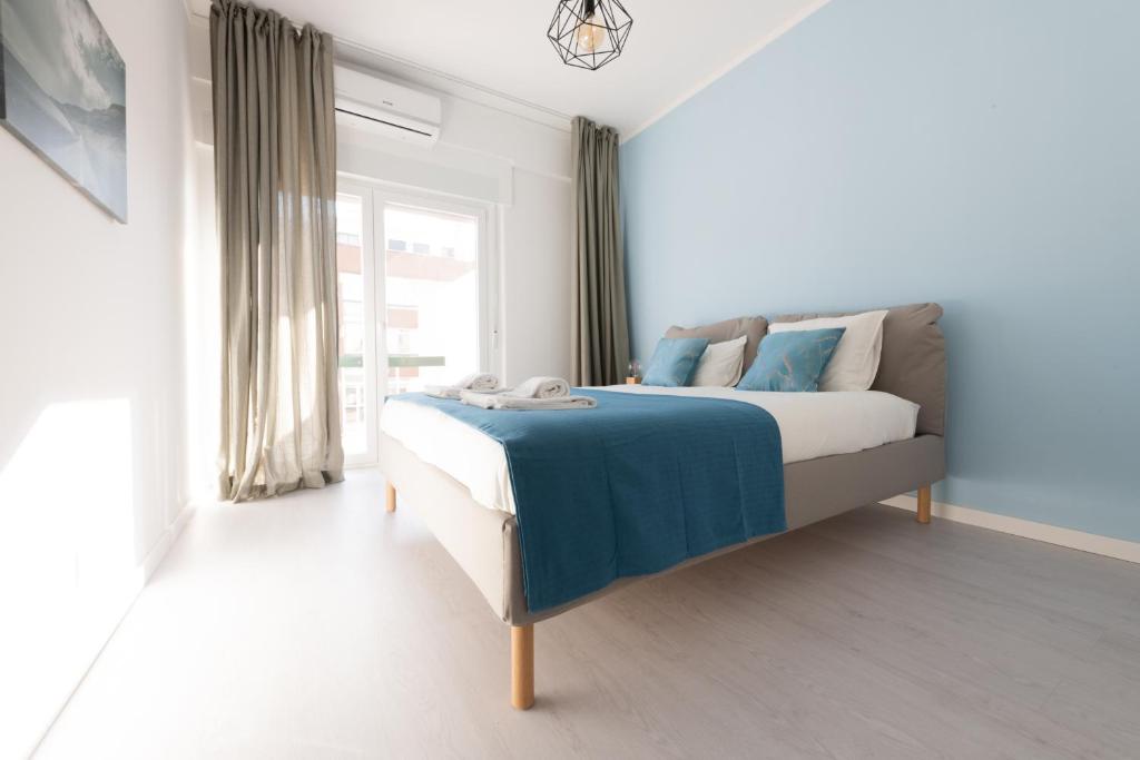 オエイラスにあるOeiras Sweet Flatのベッドルーム1室(青い毛布付きのベッド1台付)