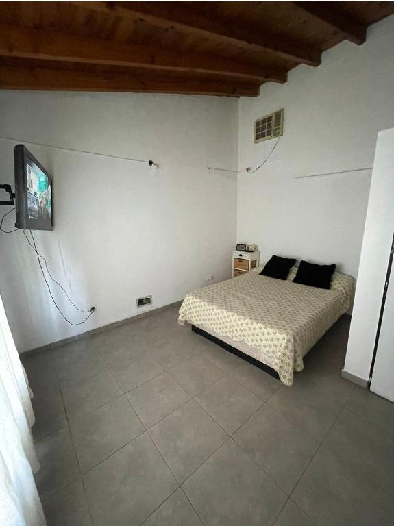 1 dormitorio con 1 cama y TV de pantalla plana en Departamento en maipu en Maipú