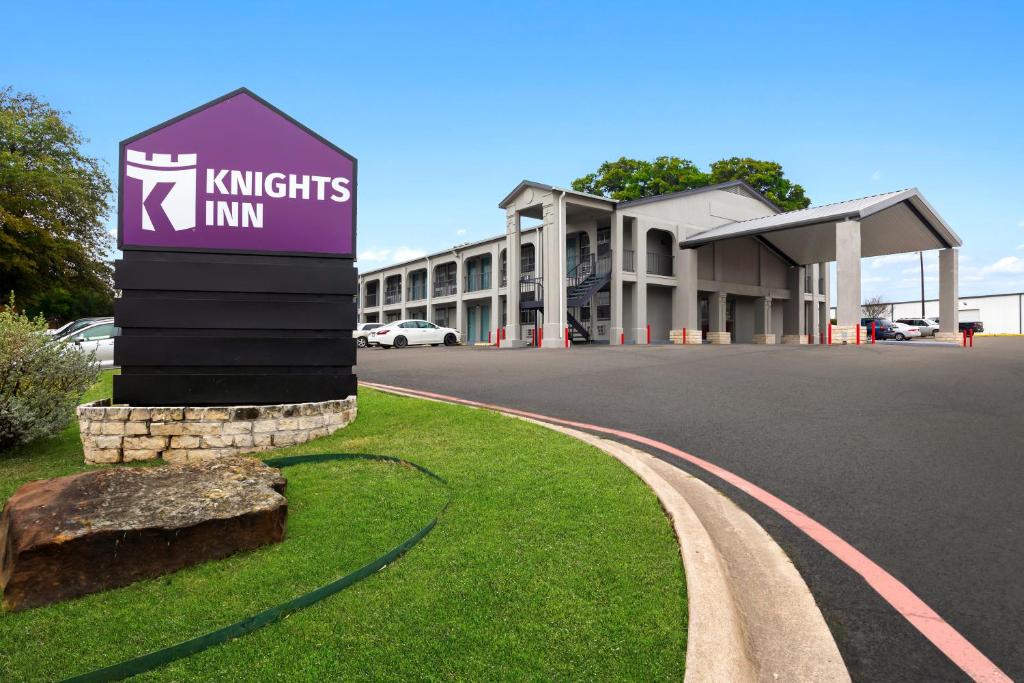 a sign for a kiths inn in front of a building at Knights Inn - Belton/Temple in Belton