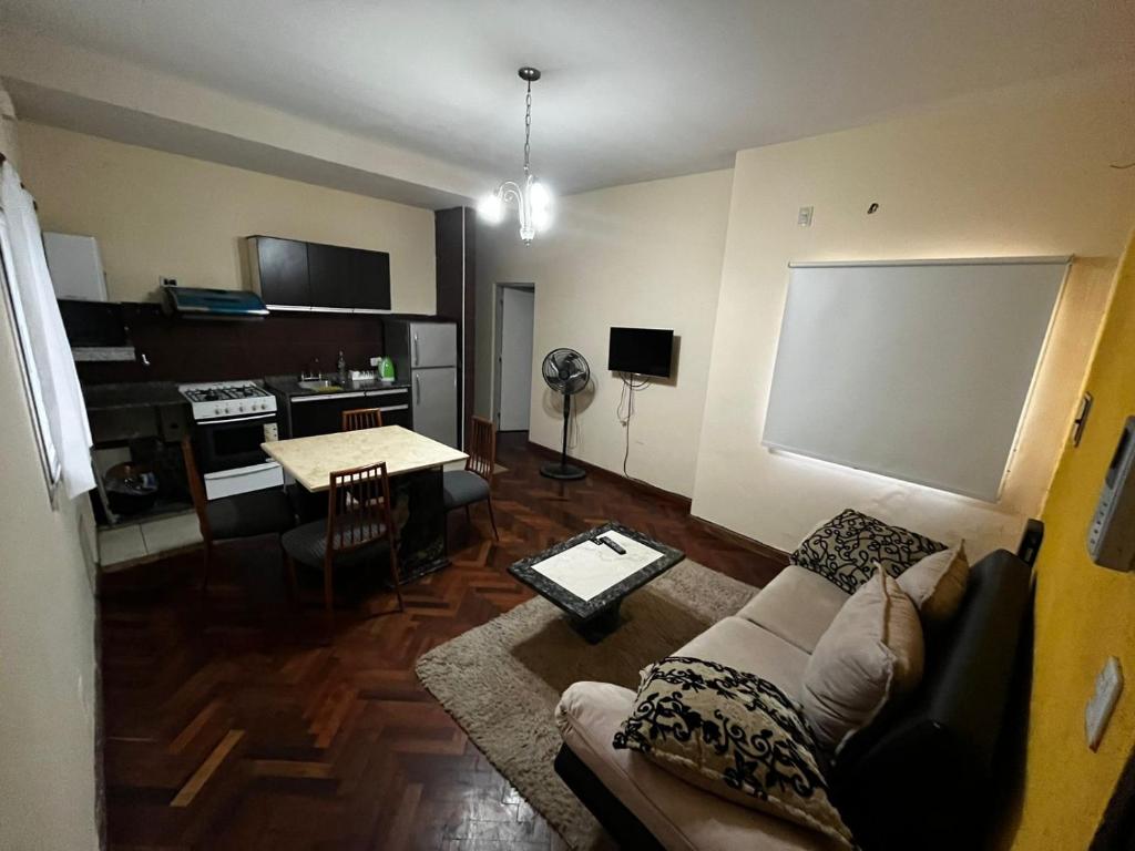een woonkamer met een bank en een tafel bij Departamento Romano’s in Santiago del Estero