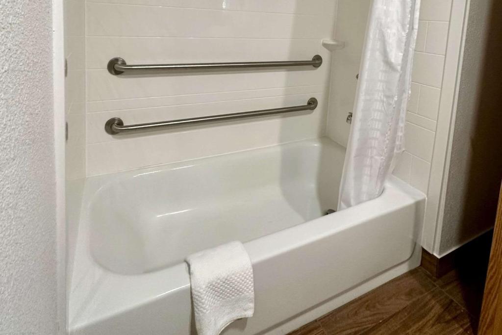 Koupelna v ubytování Quality Inn & Suites Albany Airport