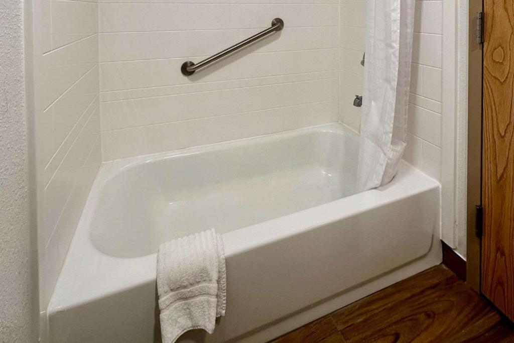 Koupelna v ubytování Quality Inn & Suites Albany Airport