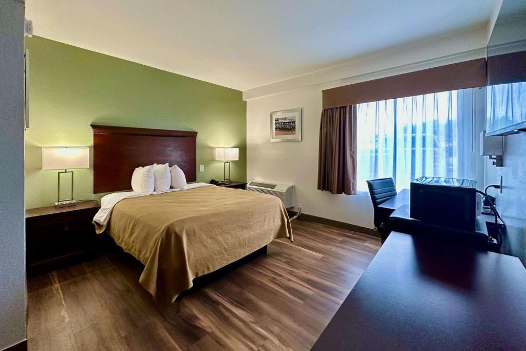 Postel nebo postele na pokoji v ubytování Quality Inn & Suites Albany Airport