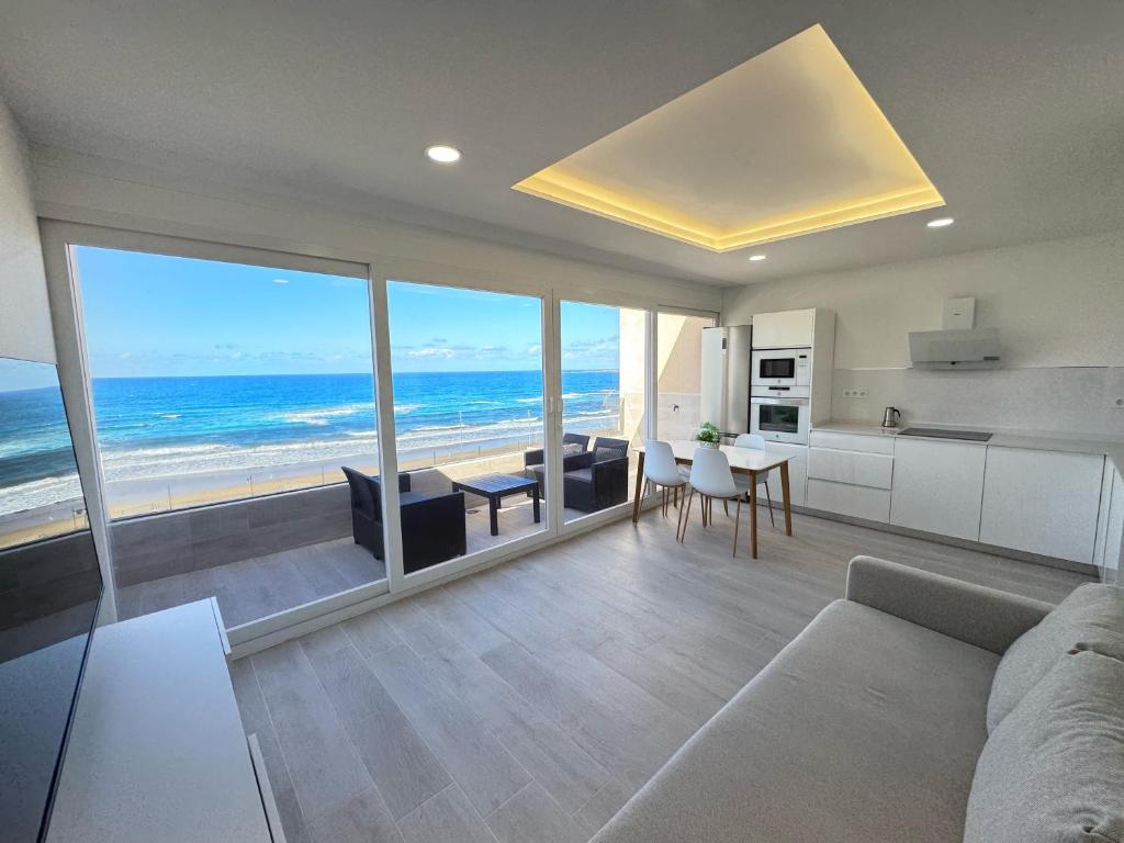 Kuchyň nebo kuchyňský kout v ubytování Ático Vistas Mar Playa Las Canteras