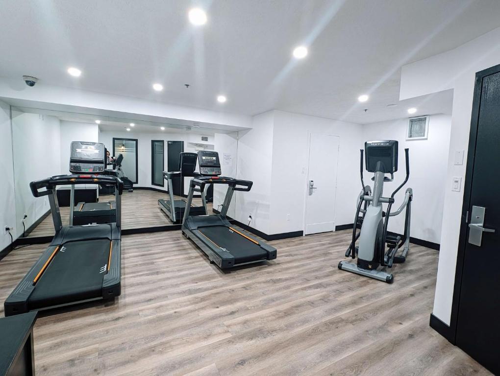 Fitness centrum a/nebo fitness zařízení v ubytování Prestige Hudson Bay Lodge & Conference Centre, WorldHotels Crafted Collection