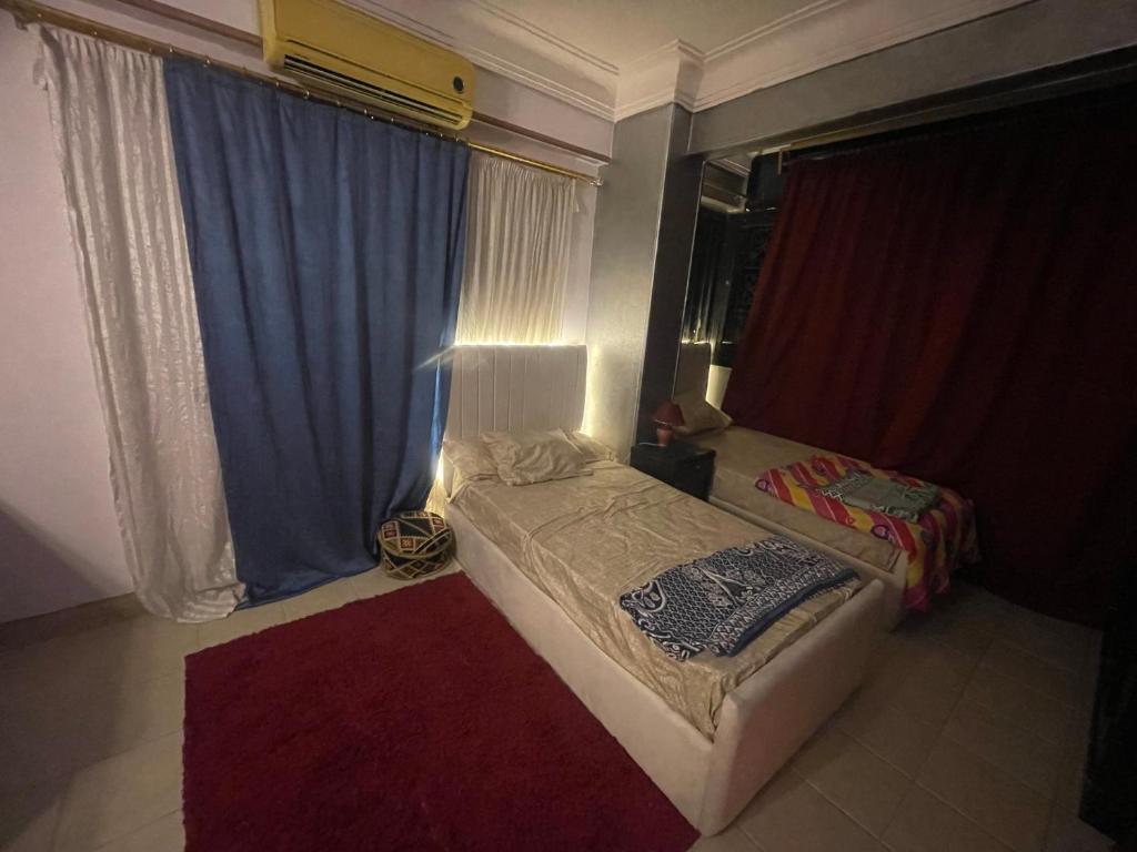 - une petite chambre avec un lit et une fenêtre dans l'établissement Studio makram Ebid, au Caire