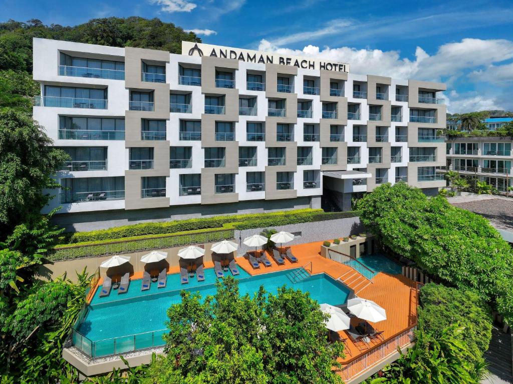 Andaman Beach Hotel Phuket - Handwritten Collection في شاطيء باتونغ: اطلالة جوية على فندق فيه مسبح ومظلات