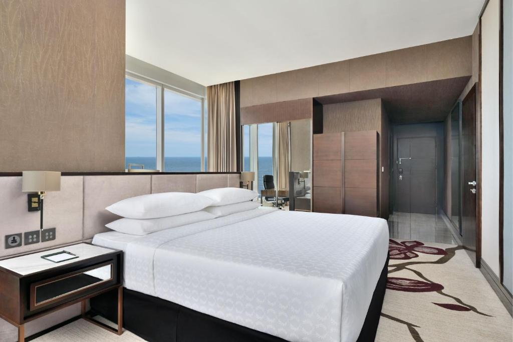 Postel nebo postele na pokoji v ubytování Sheraton Colombo Hotel