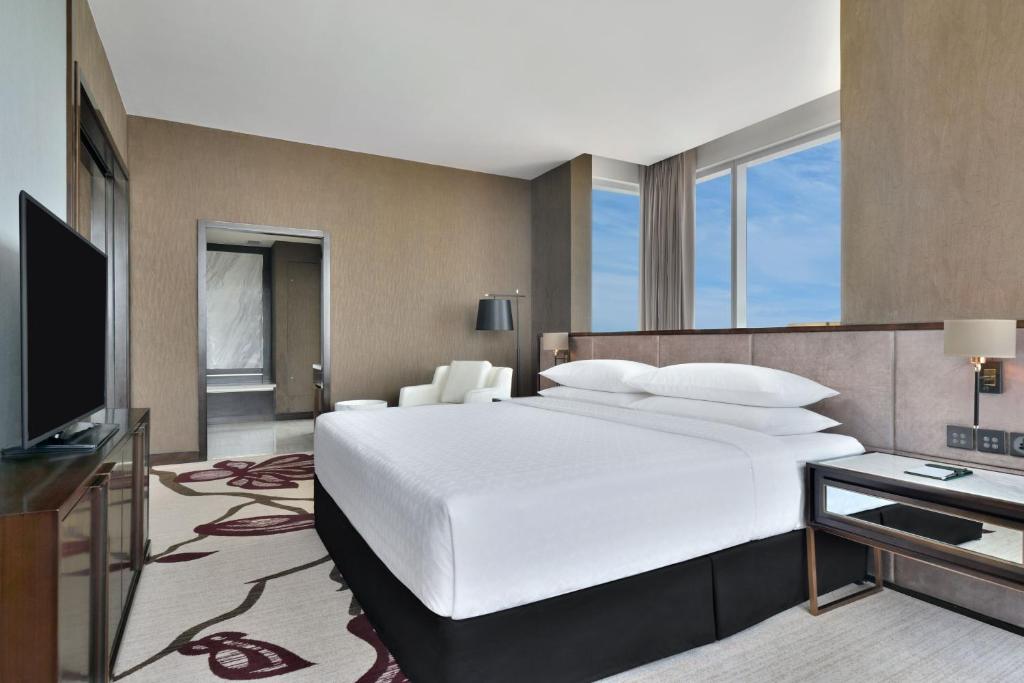 TV a/nebo společenská místnost v ubytování Sheraton Colombo Hotel