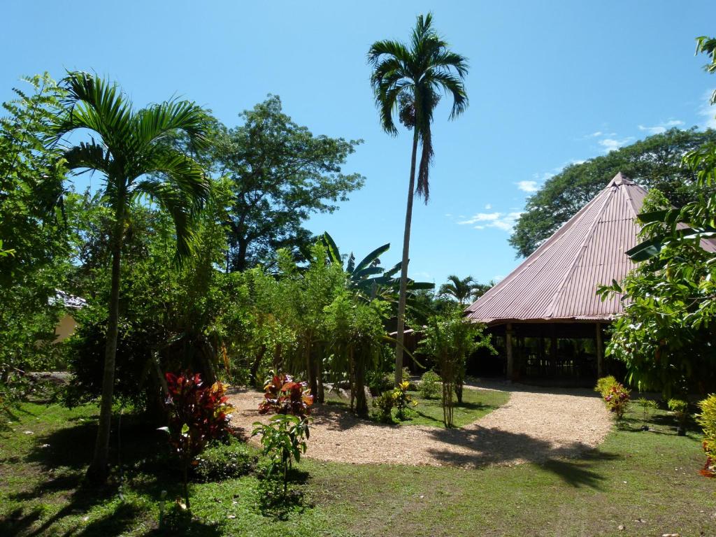 un jardín con una palmera y un edificio en Jardines del Golfo en Lepanto