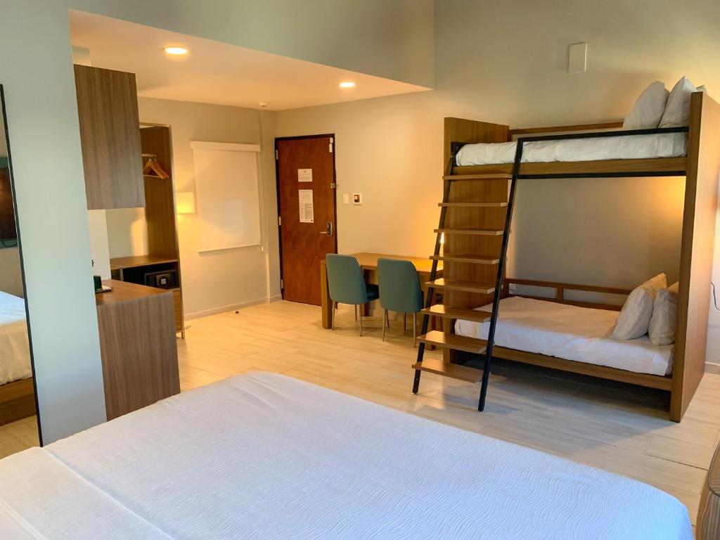 Postel nebo postele na pokoji v ubytování TRYP by Wyndham Mayaguez