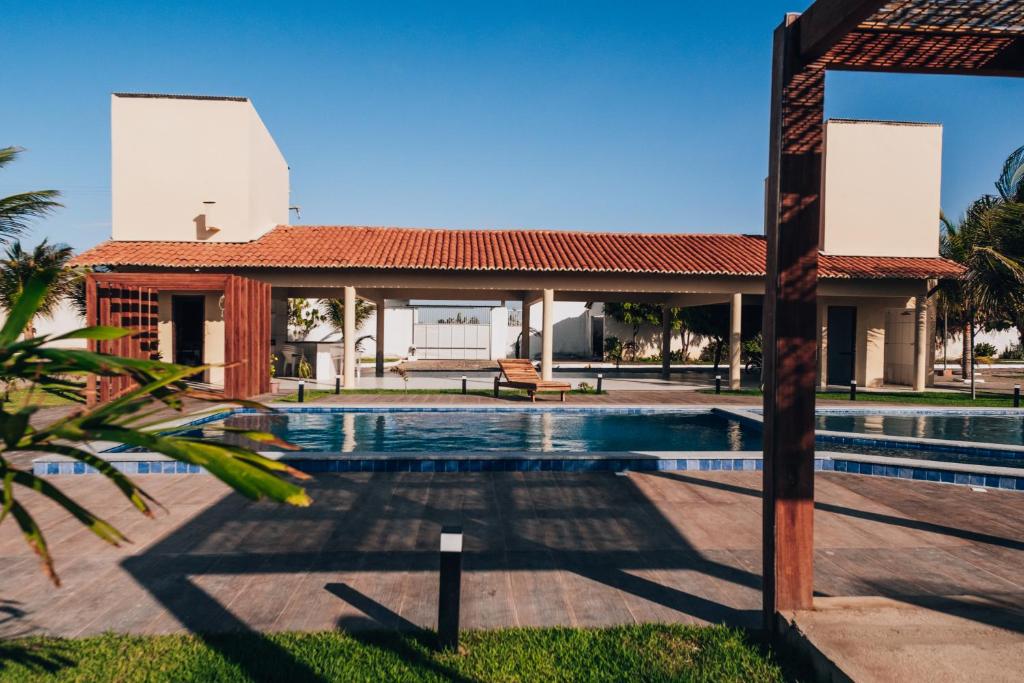 a villa with a pool and a house at Casa de Praia em Luis Correia - Piaui in Luis Correia