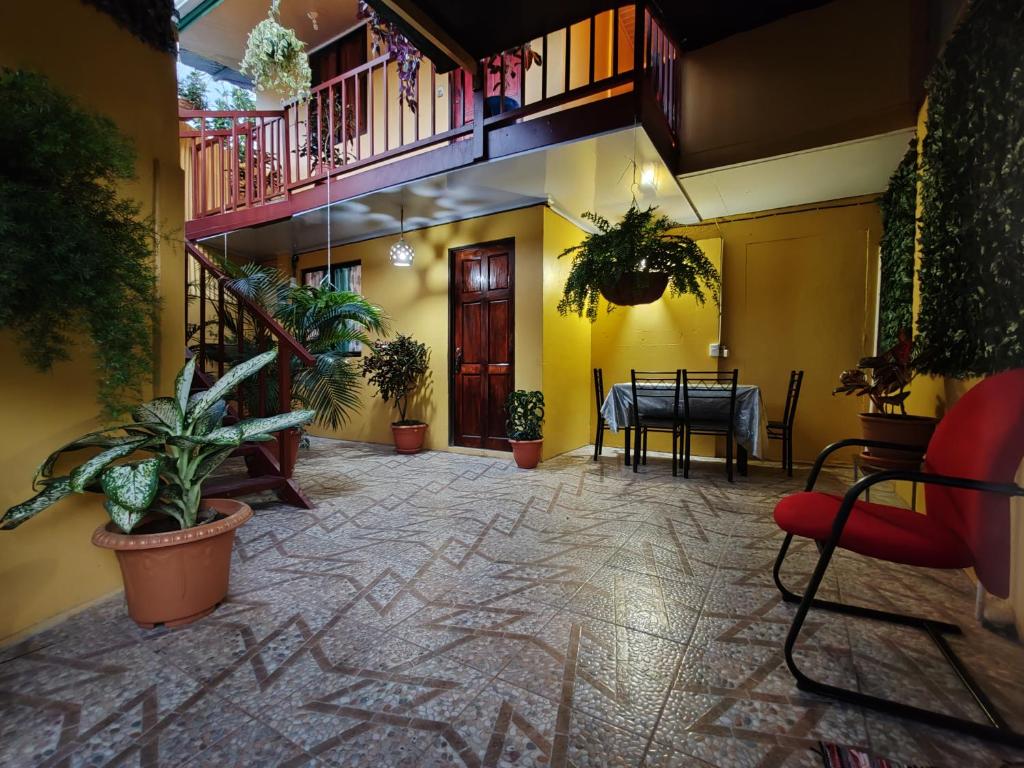 un pasillo con plantas y una mesa en un edificio en Apartamento El Atardecer, en Puerto Viejo
