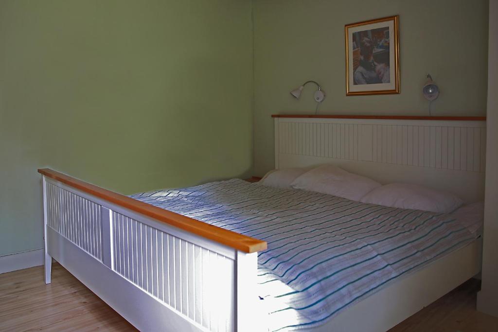 Postel nebo postele na pokoji v ubytování Olsbacka Gård