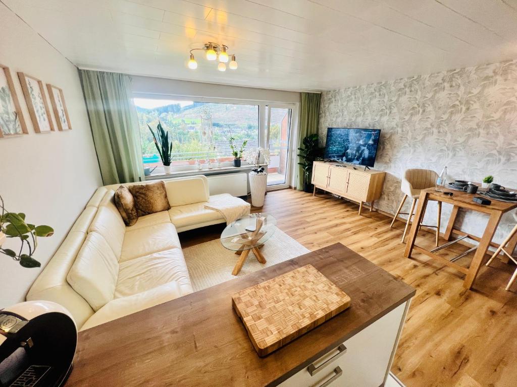 ein Wohnzimmer mit einem Sofa und einem Tisch in der Unterkunft Auszeit Niedersfeld in Winterberg