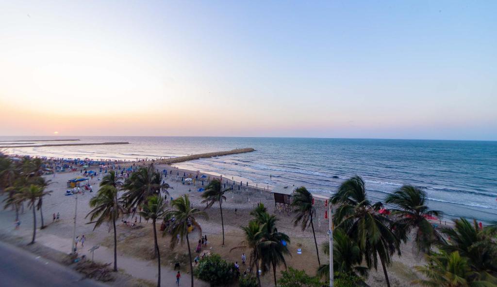 vista su una spiaggia con palme e sull'oceano di Casa Tartaruga a Cartagena de Indias