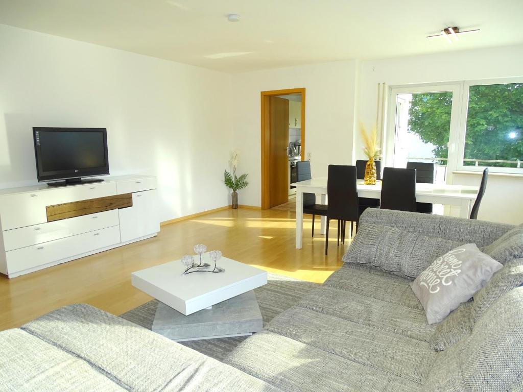 a living room with a couch and a tv at Schöne Wohnung bis zu 6 Personen in Herzen von Rudersberg in Rudersberg