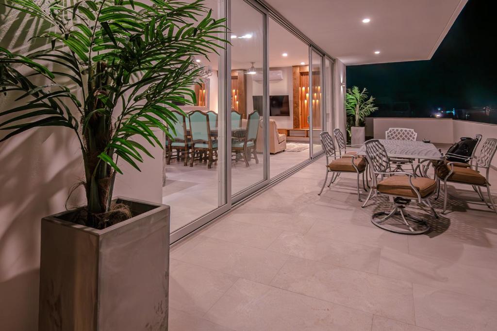 Beachfront · Private Beach New 5 Br + Pool Luxury Beach Home Vista Hermosa - Housity