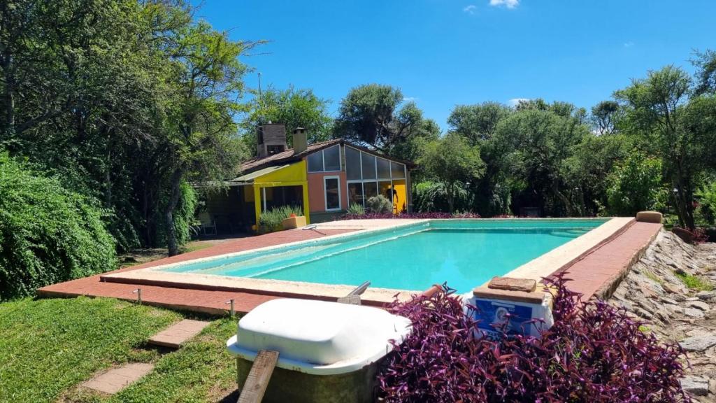 une piscine dans une cour avec une maison dans l'établissement La Soñada, à La Granja