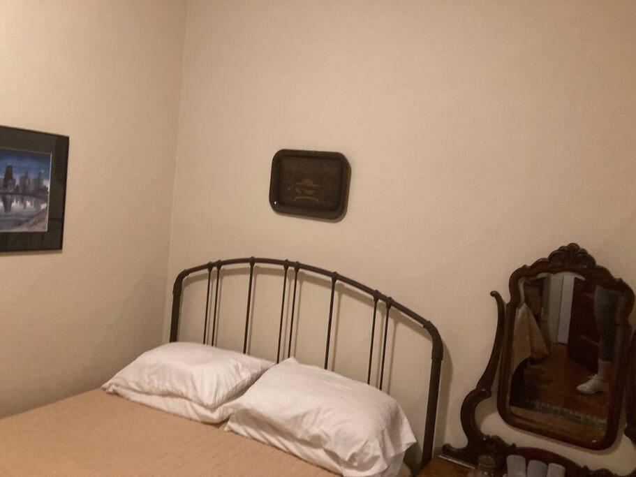 Ліжко або ліжка в номері Private room shared bathroom in Lakeview 2c