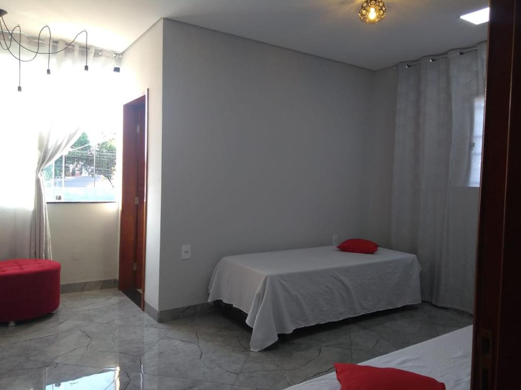 1 Schlafzimmer mit 2 Betten und einem Fenster in der Unterkunft Área de Lazer e Hospedagem completa in Ribeirão Preto