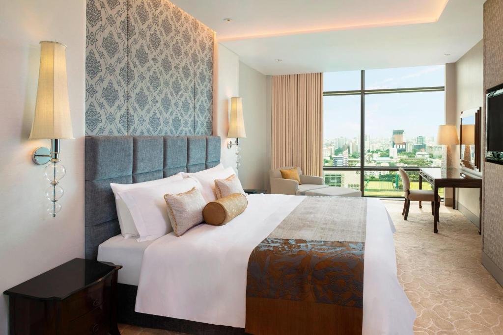 Postel nebo postele na pokoji v ubytování The St. Regis Bangkok
