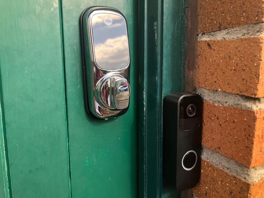 una porta con maniglia cromata della porta con specchio di Charming Pheonix Parkside Flat a Dublino