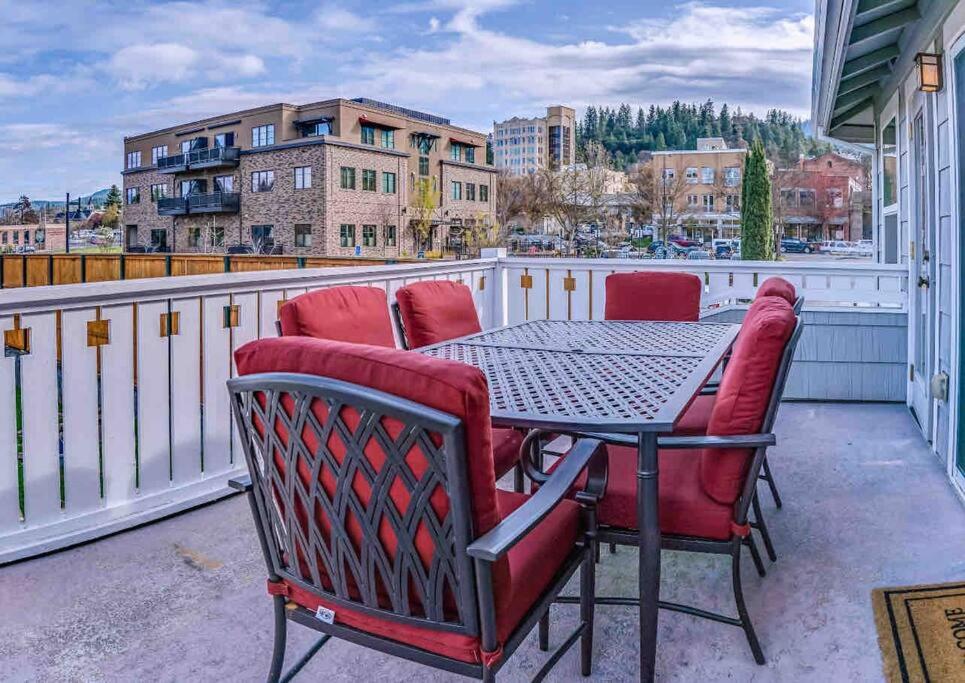 patio con mesa y sillas en el balcón en Pioneer Vacation Rentals - Pioneer Craftsman House, en Ashland