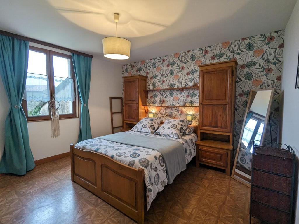 Tempat tidur dalam kamar di Gîte Saulmory-Villefranche, 4 pièces, 6 personnes - FR-1-585-15
