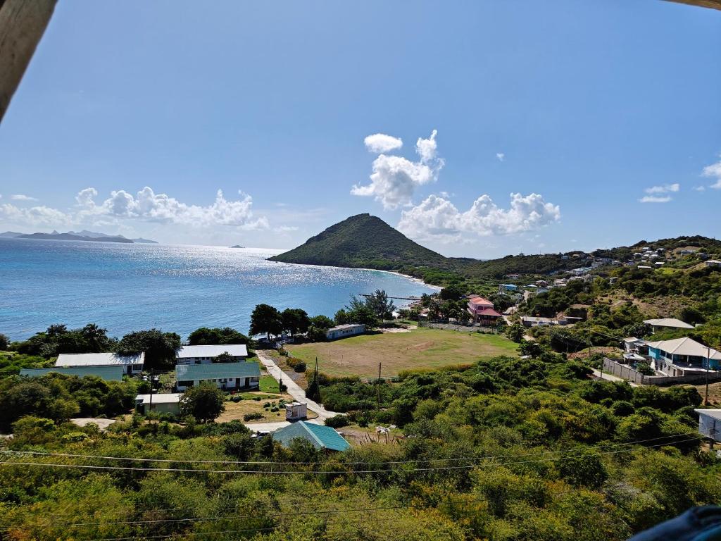 con vistas a una pequeña ciudad junto al océano en Isla Vista Apartment Canouan #2, en Canouan