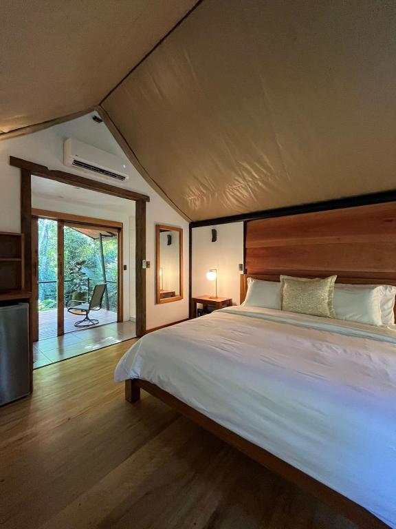 Postel nebo postele na pokoji v ubytování Hotel Arenal Glamping