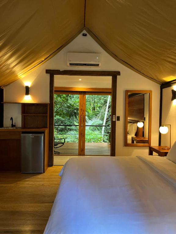 Postel nebo postele na pokoji v ubytování Hotel Arenal Glamping