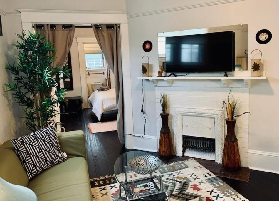 een woonkamer met een bank en een tv boven een open haard bij Relaxing Retreat #1 in Halifax