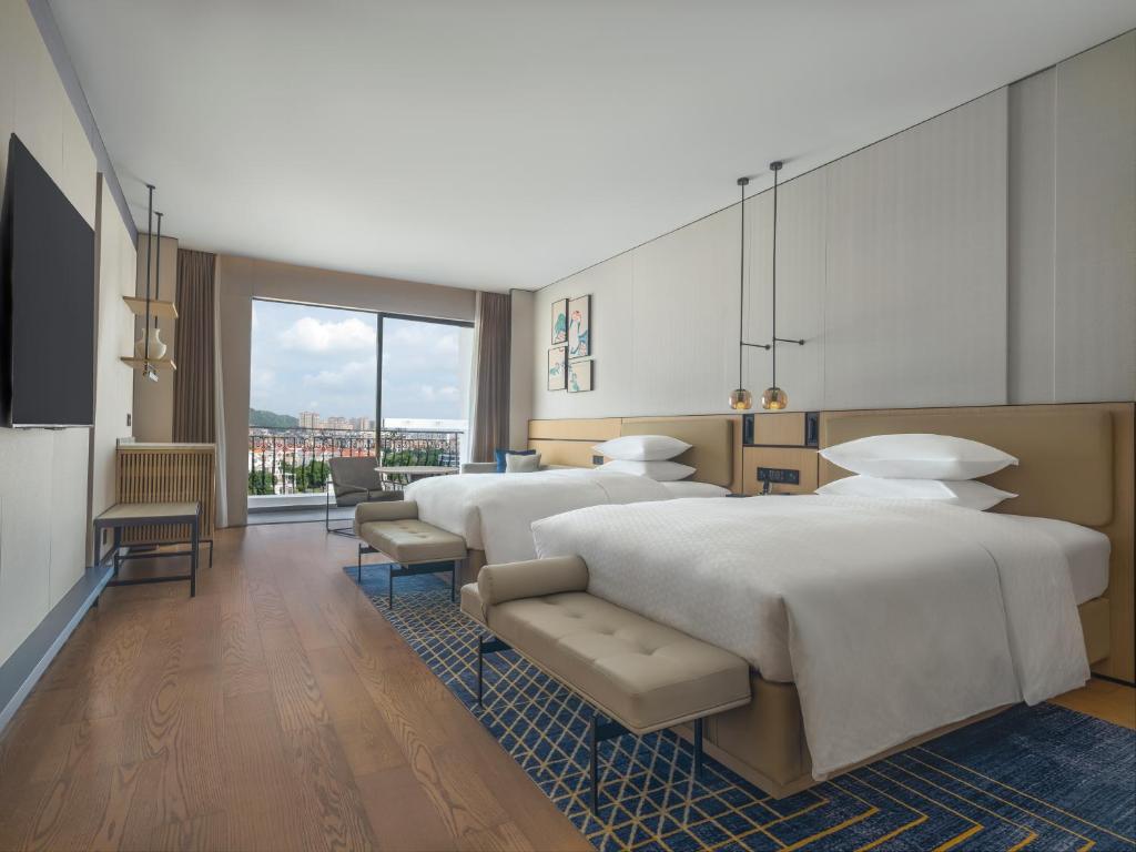 Postel nebo postele na pokoji v ubytování Four Points by Sheraton Yangjiang City Center