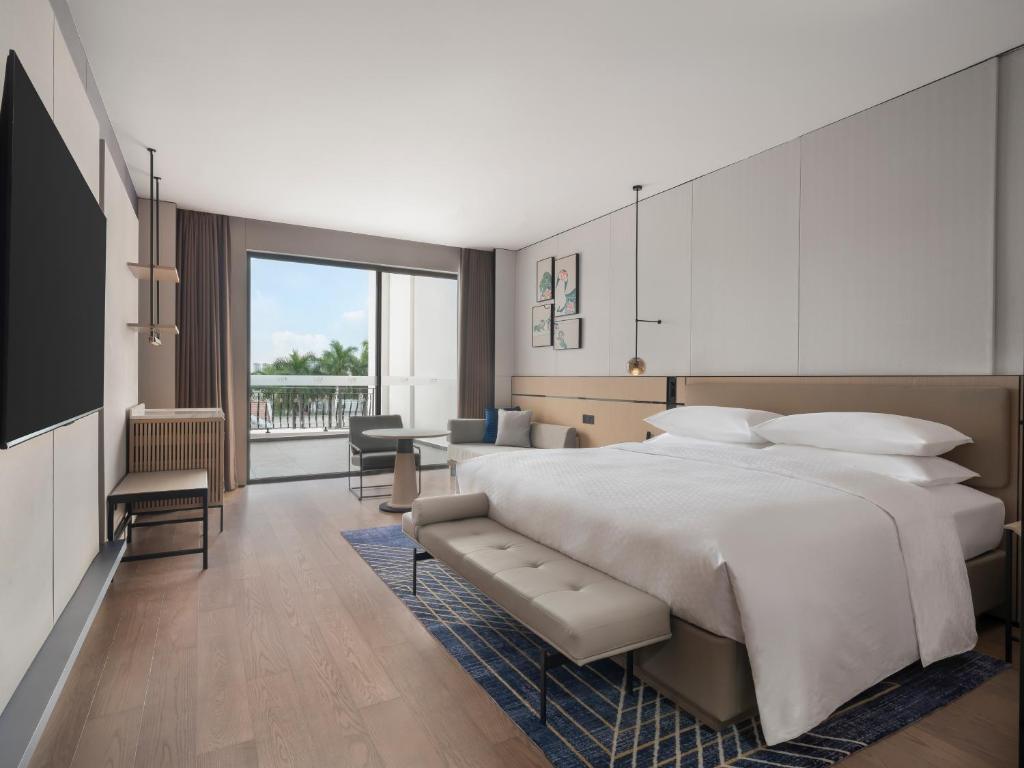 Postel nebo postele na pokoji v ubytování Four Points by Sheraton Yangjiang City Center