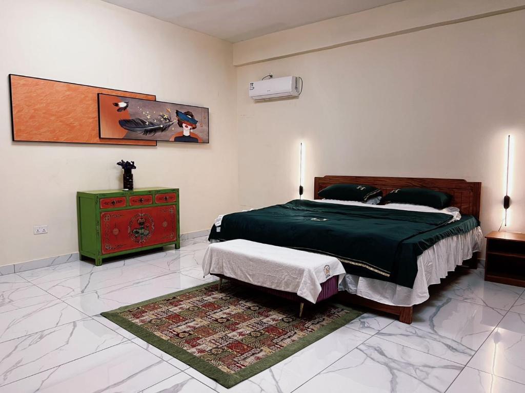 een slaapkamer met een groen bed en een groen dressoir bij Leone Guest House in Freetown