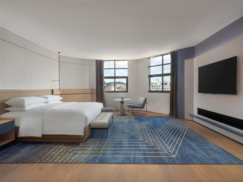 Postel nebo postele na pokoji v ubytování Four Points by Sheraton Yangjiang City Center