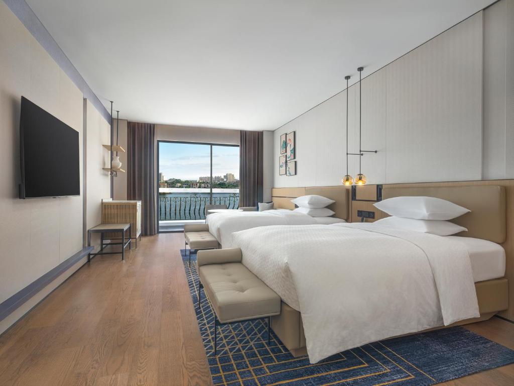 Postel nebo postele na pokoji v ubytování Four Points by Sheraton Yangjiang City Center
