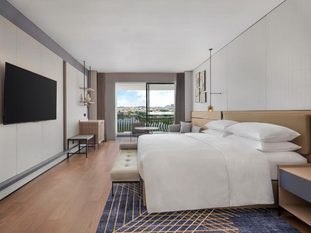 Postel nebo postele na pokoji v ubytování Four Points by Sheraton Yangjiang City Center