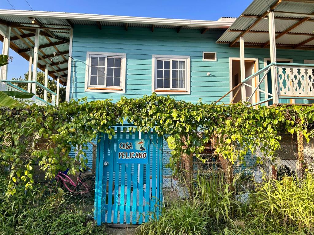 una casa azul con una puerta azul delante de ella en Casa Pelicano, en Bocas Town