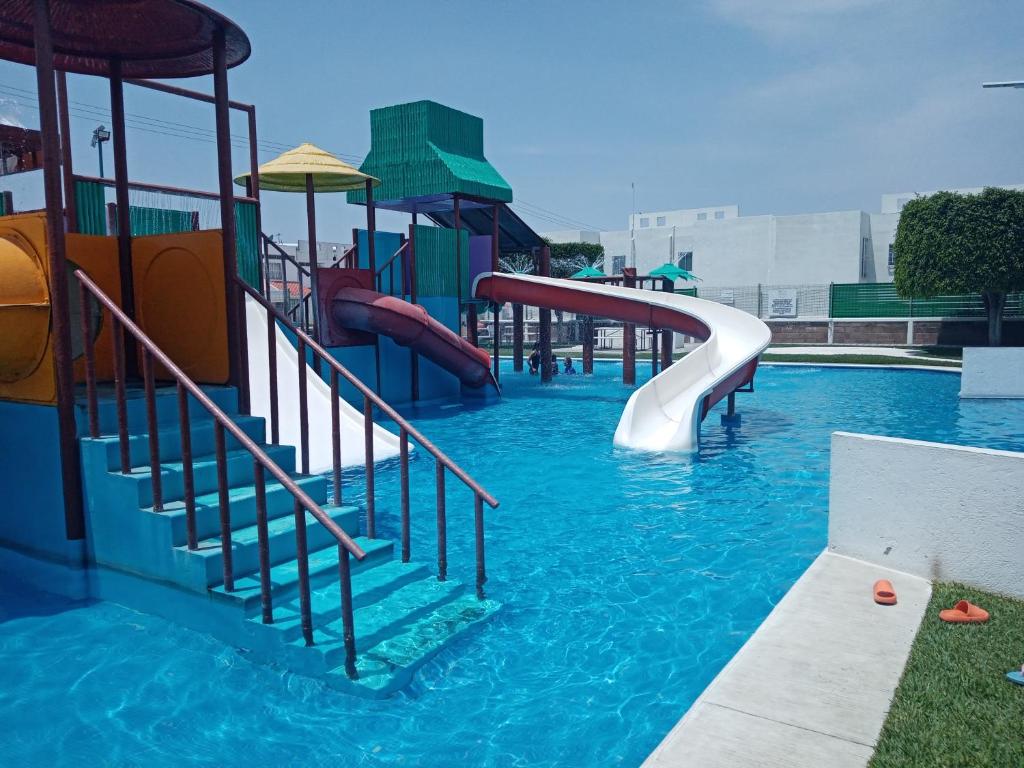 - une piscine avec toboggan dans l'établissement Bonita casa de descanso en Cuautla Morelos, à Tlayecac