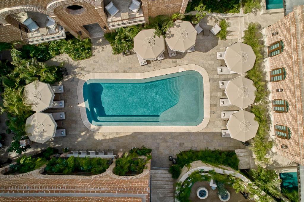 einen Blick über den Pool eines Resorts in der Unterkunft Todos Santos Boutique Hotel in Todos Santos