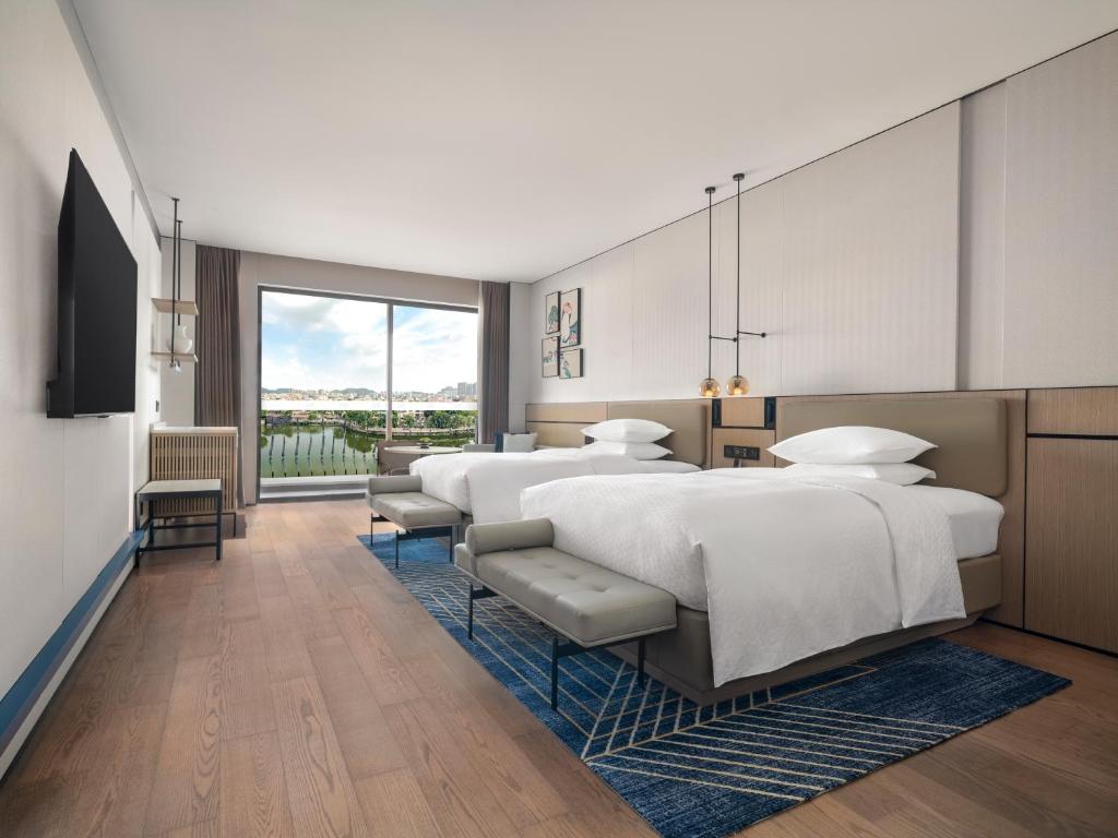 Postel nebo postele na pokoji v ubytování Four Points by Sheraton Yangjiang City Center