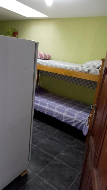 um quarto com 2 beliches num quarto em apartamento los lobos em Mar del Plata