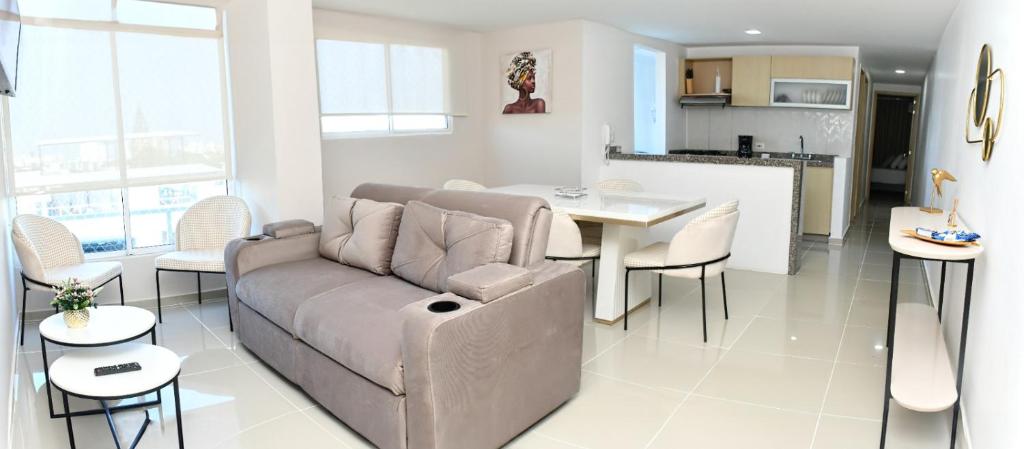 a living room with a couch and a table at Excelente ubicación y cómodo apto, perfecto para ti! in Barranquilla