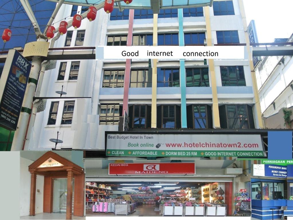 ein Gebäude mit Schildern auf der Vorderseite in der Unterkunft Hotel China Town 2 in Kuala Lumpur