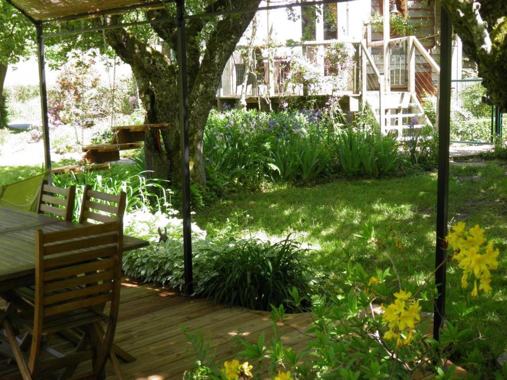 Zahrada ubytování Gîte cosy en bord de rivière avec jardin, proche village médiéval, idéal famille, animaux acceptés - FR-1-489-247