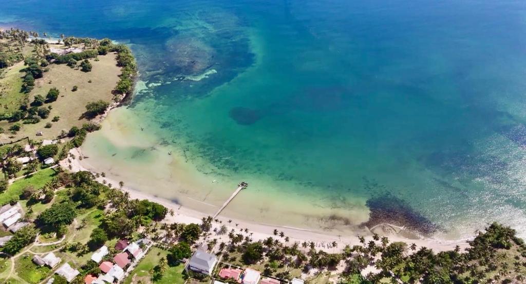 una vista aérea de la playa y del océano en BeachSide B&B Hotel, en Arroyo Lucas