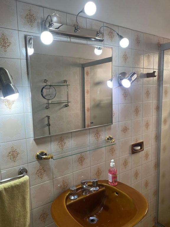 a bathroom with a sink and a mirror at RESIDENCIA-UNIV in Ciudad del Este