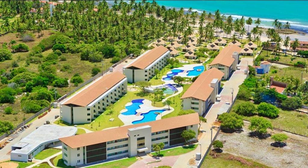 uma vista aérea de um resort com um parque aquático em Flat Beira Mar - Carneiros Beach Resort em Tamandaré